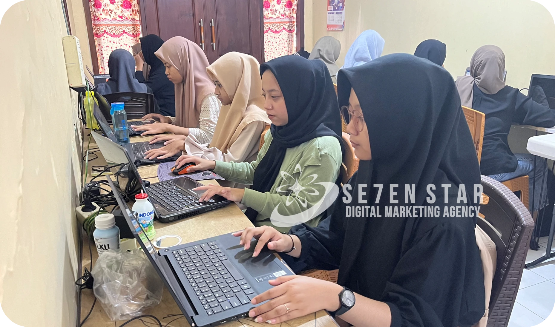 Ilustrasi website UMKM yang sukses dengan grafik peningkatan