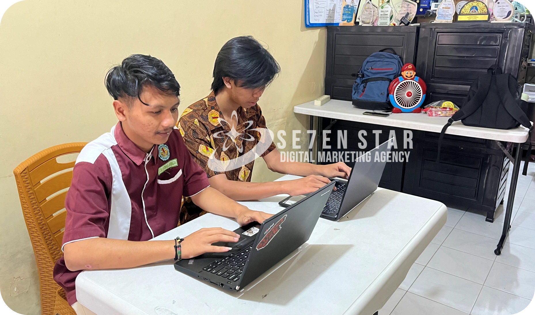 Latar belakang website dengan ilustrasi tim bekerja