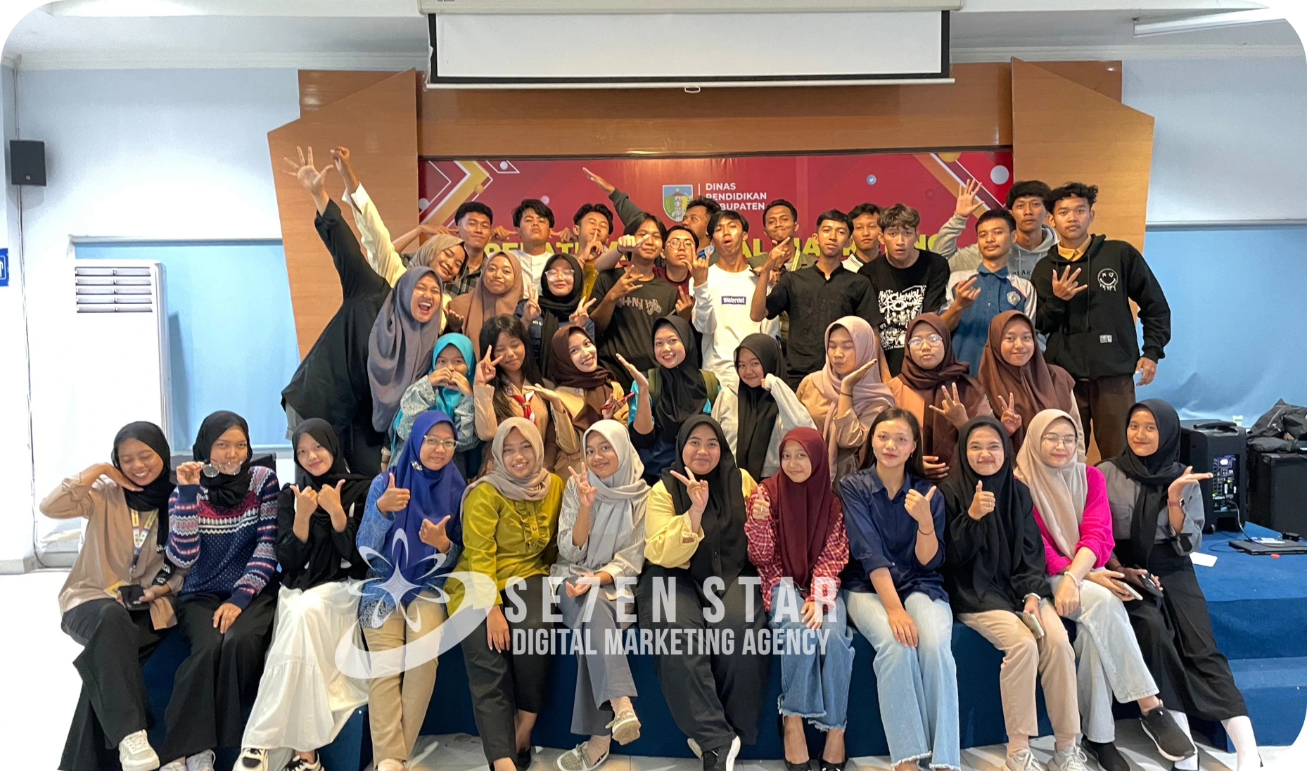 Ilustrasi tim bekerja dengan fokus pada visi dan misi perusahaan